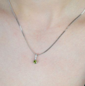 Subtelna srebrna zawieszka z zieloną cyrkonią i białymi zdobieniami u góry. Próba 925, model W 2106, waga 0,70 g, wymiary 1,2 x 0,4 cm. Lekka i elegancka ozdoba (3).JPG